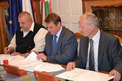 Jože Vrečko, prokurist podjetja PPS Prizma d.o.o. (strokovni nadzor), mag. Marko Diaci, župan Občine Šentjur in Bogomir Amon, direktor podjetja Remont d.d. (izvajalec del) ob podpisu pogodbe